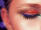 Maquiagens com glitter e brilho intenso são símbolo do carnaval, mas exigem cuidados para não prejudicar a saúde da pele.