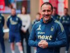 Vitor Pereira durante apresentação no Nottingham Forest; treinador estreia contra o Liverpool.