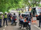 Blitz do BPMTran na Avenida Ricardo Brandão registrou 42 infrações e resultou na remoção de uma motocicleta irregular.