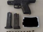 Polícia Civil cumpriu mandado no Carandá Bosque e apreendeu pistola na casa do investigado.