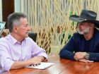 Deputado Roberto Hashioka e prefeito Juliano Ferro durante reunião que confirmou novos recursos para Ivinhema.