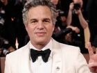 Mark Ruffalo questiona posicionamento de James Cameron sobre venda da Warner Bros. à Netflix.