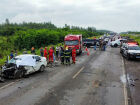 Viaturas da PRF e dos Bombeiros em trecho da BR-463, em Ponta Porã, após colisão entre Siena e carreta que matou motorista de 37 anos.