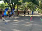 Participantes do Clube de Corrida do Sesi Esporte se reúnem aos sábados, em frente à Governadoria, no Parque dos Poderes, para treinos gratuitos abertos à comunidade de Campo Grande.