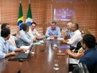 Governador Eduardo Riedel e secretário Hélio Daher durante assinatura do contrato de gestão da Educação para 2026.