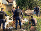 Força Tática da PM em frente a imóveis no Jardim São Conrado, onde trio foi preso após invadir casa e tentar fugir por terreno baldio.