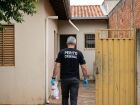 Perito criminal entra em residência no Bairro Senhor Divino, em Coxim, durante investigação de morte registrada na madrugada deste domingo (22).