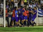 Jogadores do Ivinhema comemoram gol de Fogliato, na reta final do jogo, que valeu a classificação para segunda fase da Copa do Brasil 