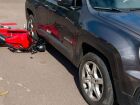 Motociclista sofre ferimentos leves após colisão com Jeep Renegade no Parque dos Poderes. Motorista do Jeep não se feriu.