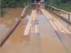 Ponte sobre o Rio Negrinho, na BR-419, fica submersa após chuvas intensas em Rio Negro, e prefeitura avalia decretar situação de emergência.