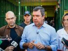Governador Eduardo Riedel, acompanhado de secretários, fala com a imprensa durante visita à escola em Campo Grande.