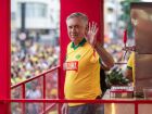 Técnico Carlo Ancelotti acompanha carnaval de Salvador e é citado por Léo Santana durante apresentação