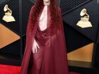 Chappell Roan chega ao Grammy 2026 com vestido transparente inspirado em Thierry Mugler e minimiza polêmica nas redes sociais.