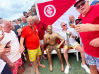 Estátua de Abel Braga, idealizada por Carlos Marun e Cláudio Bier, é inaugurada no Bar do Tato, na Praia de Atlântida, como homenagem de torcedores colorados.