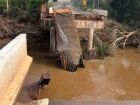 Ponte do Rio do Peixe, na MS-080, em Rio Negro, interditada após ceder neste domingo (22); parte de carreta caiu no rio, mas não houve feridos.