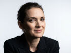 Winona Ryder é confirmada na terceira temporada de Wandinha, série sucesso da Netflix.