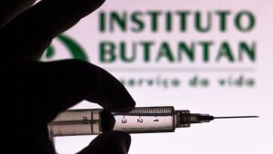 Período de teste da vacina deve terminar 2026. Instituto busca aprovação para uso em ampla faixa etária.