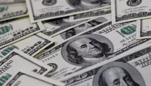 Dólar volta a subir após dois dias de queda, com impacto de fatores técnicos e tensões comerciais.
