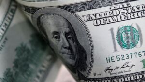 Dólar sobe com dados mistos dos EUA e expectativas sobre negociações com a União Europeia