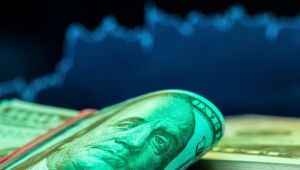 Dólar cai e fecha a R$ 5,50 com alívio global após retaliação tímida do Irã aos EUA