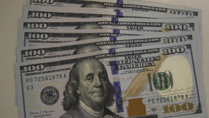 Dólar recua ante pares com Powell e tarifas no radar