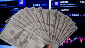 Dólar estende ganho com detalhes subliminares do CPI relevarem efeito de tarifa
