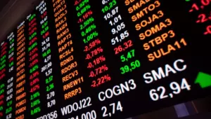 Ibovespa recua em dia de baixa liquidez com feriado nos EUA e cautela sobre China e economia local.