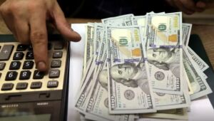 Dólar rompe limite cambial na Argentina e pressiona Banco Central a intervir para conter desvalorização do peso.