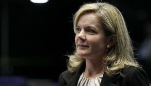 Gleisi afirma que Brasil diversificou mercados graças a Lula e celebra programa para exportações de pequenas empresas.