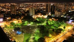 Vista aérea da Praça do Rádio Clube, no centro de Campo Grande, durante uma edição da Noite da Seresta, com milhares de pessoas reunidas sob as luzes da cidade