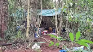 Acampamento onde criminosos estavam às margen do Rio Paraná 