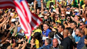 Ato de Bolsonaro na Paulista reuniu bandeiras do Brasil, dos EUA e de Israel, além de pedidos de ajuda para o governo Trump. 