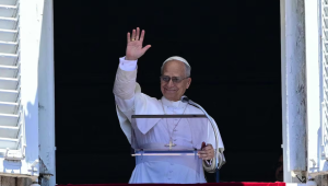 Papa Leão XIV fala para multidão da janela do palácio apostólico, na Praça de São Pedro, durante a oração do Angelus, neste dia 29 de junho de 2025. 