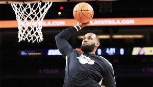 LeBron James seguirá nos Lakers para a temporada 2024/2025 e entra no 23º ano de sua carreira na NBA