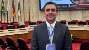 Juiz Eduardo Eugênio Siravegna Junior, do TJMS, durante congresso nacional sobre juiz de garantias no TRF4, em Porto Alegre