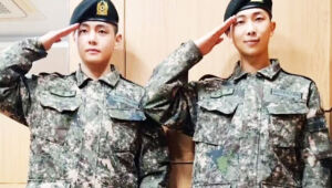 Kim Namjoon (RM) e Kim Taehyung (V), do BTS, são recebidos por fãs após a dispensa do serviço militar na Coreia do Sul