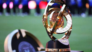 Troféu do Mundial de Clubes da Fifa, desejo dos 16 clube restante no torneio da Fifa nos EUA. 