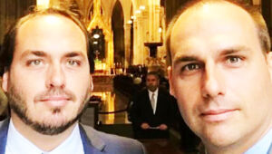 Carlos e Eduardo Bolsonaro prestarão depoimento como testemunhas de defesa de Filipe Martins no dia 16 de julho, por ordem do STF.