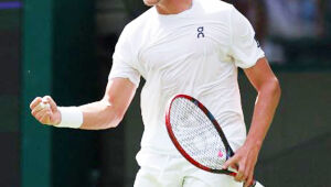 João Fonseca durante estreia vitoriosa em Wimbledon contra Jacob Fearnley, na Quadra 1 