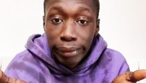 Khaby Lame, fenômeno do TikTok, foi detido nos EUA por problema no visto e liberado após autorização para saída voluntária