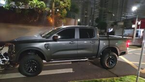 Moto ficou presa sob caminhonete após colisão no cruzamento da Rua José Antônio com a Avenida Afonso Pena, no centro de Campo Grande, na noite de domingo (29).