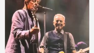 Paul McCartney participa de show de Bruce Springsteen em Liverpool
