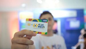 Atualmente, estudantes devem estar matriculados no ensino médio de escolas públicas e fazer parte de uma família inscrita nos programas sociais do governo federal para serem beneficiado no programa