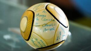 Bola autografada por Neymar foi devolvida 20 dias depois do possível furto. 