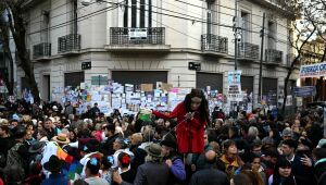 Apoiadores da ex-presidente argentina a apoiam na frente de sua residência. 
