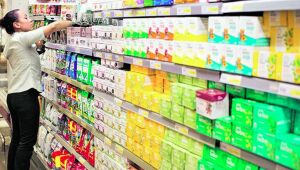 Diante da dificuldade para preencher vagas, supermercados ampliam o perfil de contratação. 