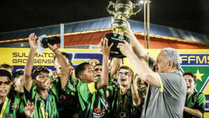 Jogadores do Náutico recebem a taça das mãos do presidente da FFMS, Estevão Petrallás 