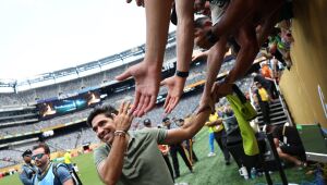 Abel Ferreira recebe o carinho da torcida durante participação do Palmeiras no Mundial de Clubes. 