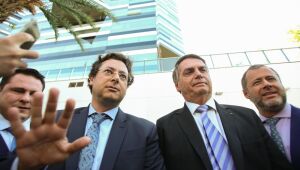 Fábio Wanjgarten (esq.) ao lado de Bolsonaro e do advogado Paulo Amador da Cunha Bueno.