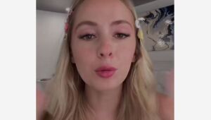 Natalie Reynolds, influenciadora digital de 26 anos, foi vista chorando na porta da sede do Tiktok após seu perfil ser banido do aplicativo. 